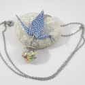 Collier Grue Origami sur Bulle bleu avec éventails géométriques