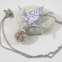 Collier Grue Origami sur Bulle bleu pâle avec lignes géométriques