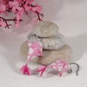 Boucles Carpes Koï Origami fleurs de cerisier stylisées blanches sur fond rose - 25,00 €