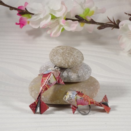 boucles d’oreilles Carpes Koï rouges en origami, ornées de fleurs blanches