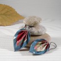 Boucles d’Oreilles Feuilles Origami liseré uni bleu acier et coeur fleurs blanches sur fond brun-rouge - 23,00 €