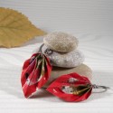 Boucles d’Oreilles Feuilles Origami liseré uni rouge et coeur sakura sur fond ocre - 23,00 €
