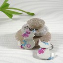 Boucles d’Oreilles Origami Chats fleurs roses et bleues sur fond beige - 25,00 €