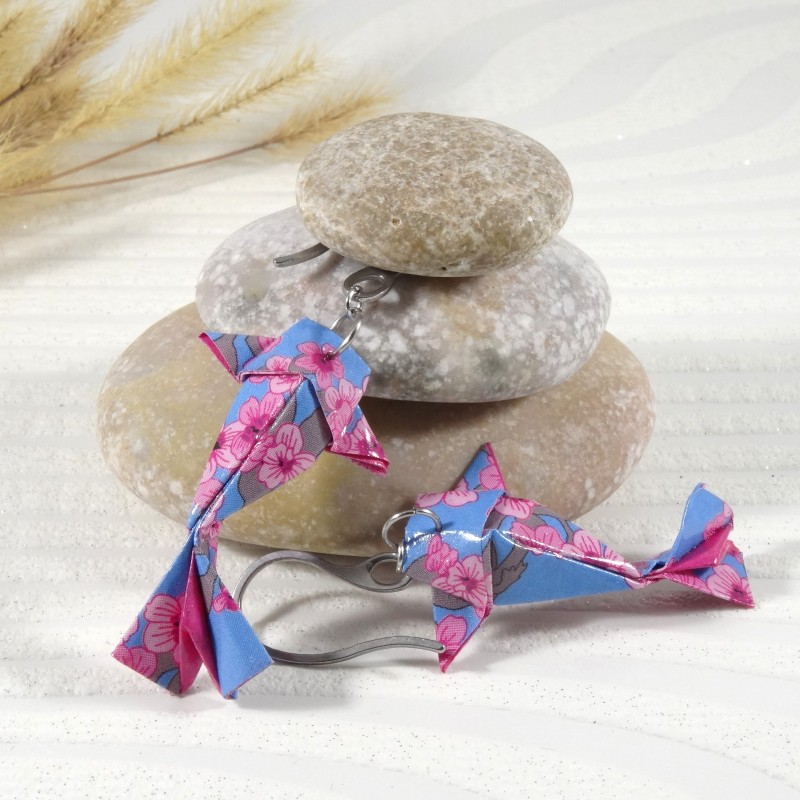 Boucles d’oreilles origami carpe koï et sakura fuchsia sur fond bleu
