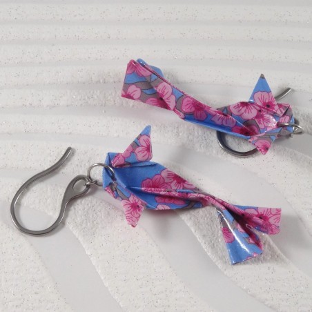 Zoom sur boucles d’oreilles origami bleu et rose fuchsia