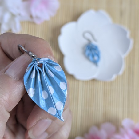Boucles d’Oreilles Feuilles Origami pois blancs sur fond bleu ciel