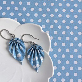 Boucles d’Oreilles Feuilles Origami pois blancs sur fond bleu ciel