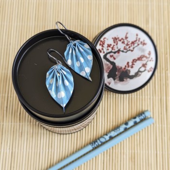 Boucles d’Oreilles Feuilles Origami pois blancs sur fond bleu ciel