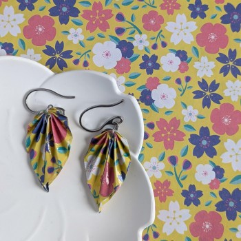 Boucles d’Oreilles Feuilles Origami sakura multicolores sur fond jaune