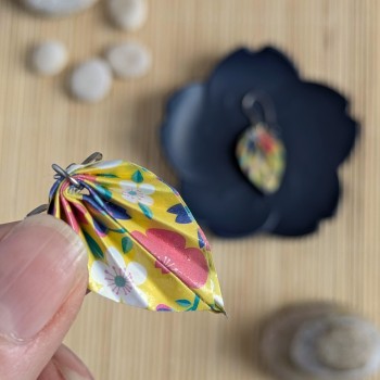 Boucles d’Oreilles Feuilles Origami sakura multicolores sur fond jaune