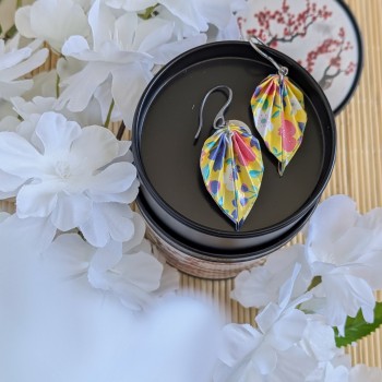 Boucles d’Oreilles Feuilles Origami sakura multicolores sur fond jaune