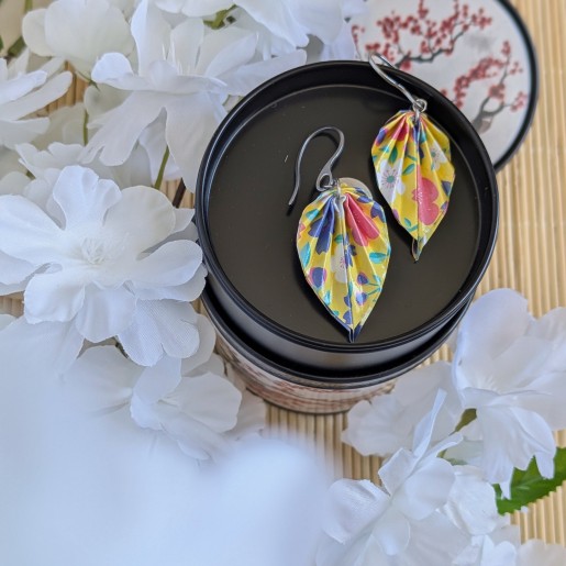 Boucles d’Oreilles Feuilles Origami sakura multicolores sur fond jaune