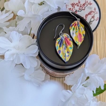 Boucles d’Oreilles Feuilles Origami sakura multicolores sur fond jaune