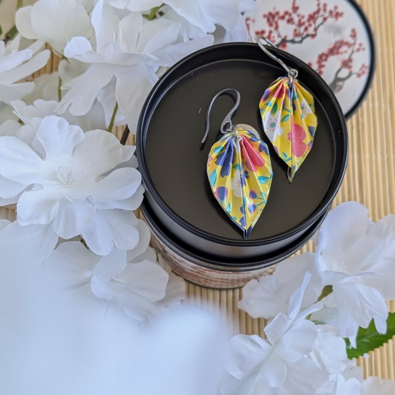 Boucles d’Oreilles Feuilles Origami sakura multicolores sur fond jaune