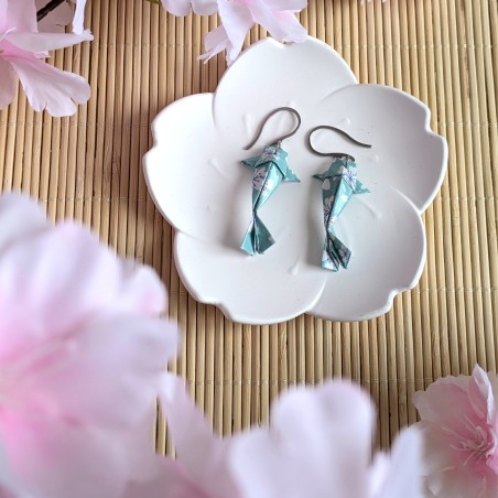 Boucles d’Oreilles Origami Carpes Koï sakura stylisées blanches sur fond bleu ciel