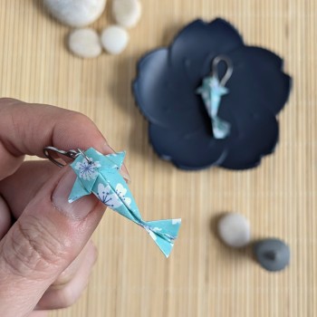 Boucles d’Oreilles Origami Carpes Koï sakura stylisées blanches sur fond bleu ciel