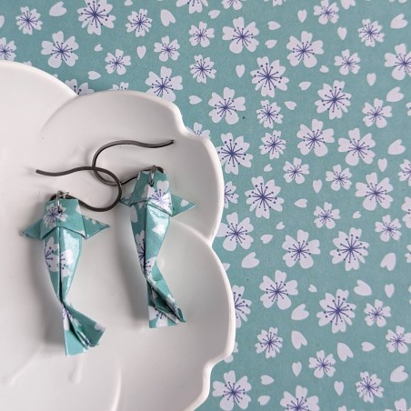 Boucles d’Oreilles Origami Carpes Koï sakura stylisées blanches sur fond bleu ciel