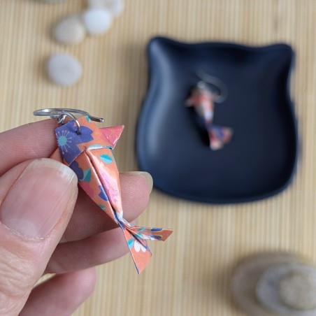 Boucles d’Oreilles Origami Carpes Koï sakura stylisées blanches sur fond orange