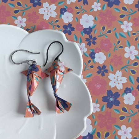 Boucles d’Oreilles Origami Carpes Koï sakura stylisées blanches sur fond orange