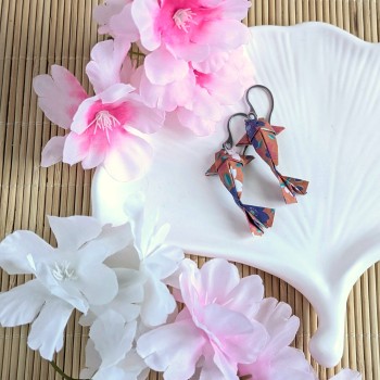 Boucles d’Oreilles Origami Carpes Koï sakura stylisées blanches sur fond orange
