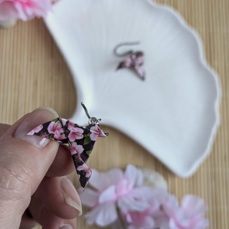 Boucles d’Oreilles Colombe Origami fleurs roses et feuilles sur fond noir