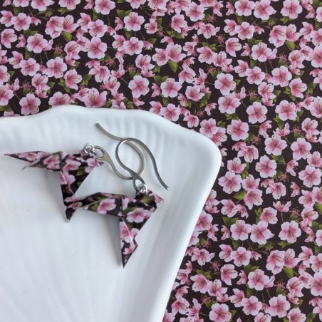 Boucles d’Oreilles Colombe Origami fleurs roses et feuilles sur fond noir