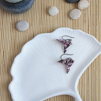 Boucles d’Oreilles Colombe Origami fleurs roses et feuilles sur fond noir