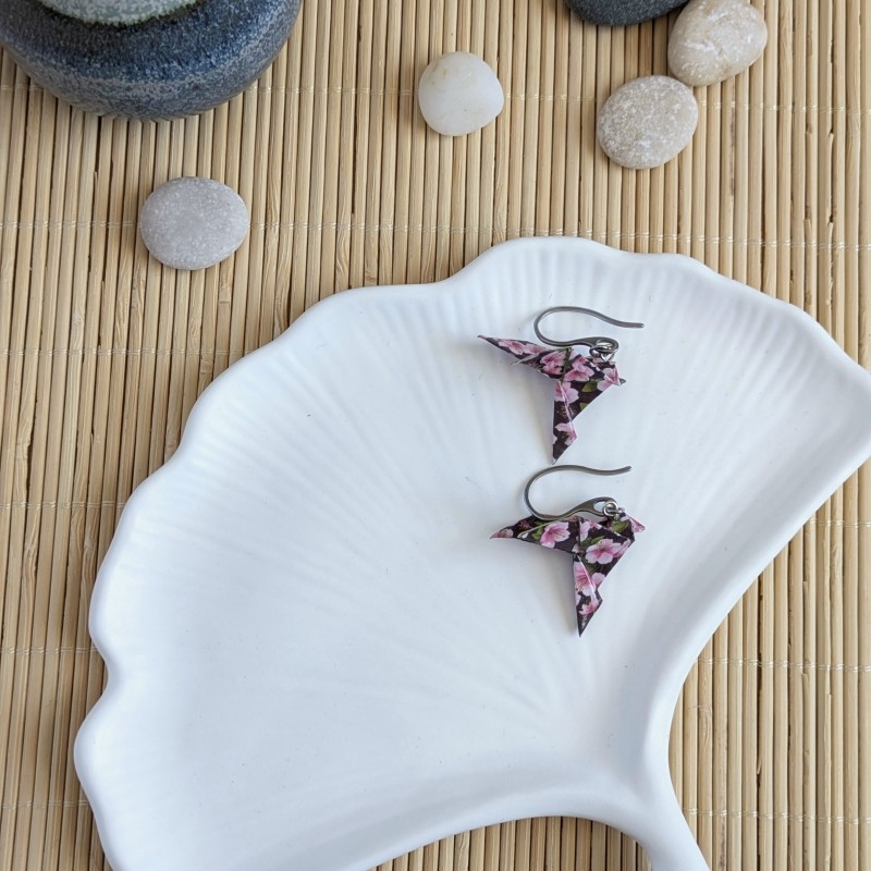 Boucles d’Oreilles Colombe Origami fleurs roses et feuilles sur fond noir