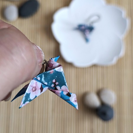 Boucles d’Oreilles Colombe Origami sakura roses sur fond bleu