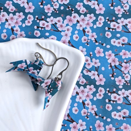 Boucles d’Oreilles Colombe Origami sakura roses sur fond bleu