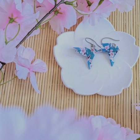 Boucles d’Oreilles Colombe Origami sakura roses sur fond bleu