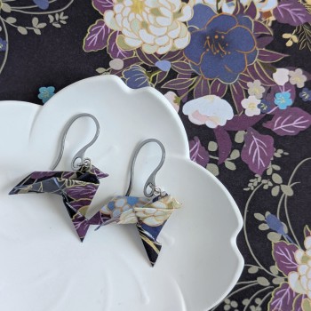 Boucles d’Oreilles Colombe Origami grosses fleurs sur fond noir