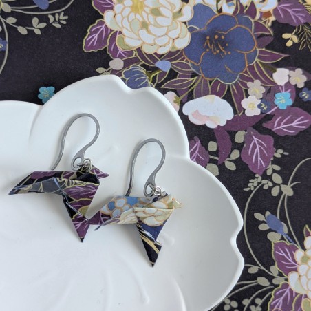 Boucles d’Oreilles Colombe Origami grosses fleurs sur fond noir