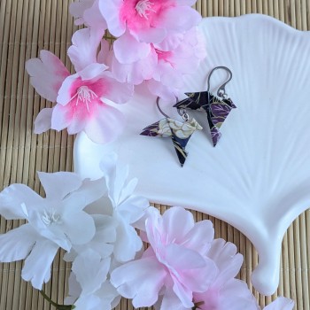 Boucles d’Oreilles Colombe Origami grosses fleurs sur fond noir
