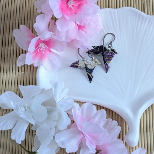 Boucles d’Oreilles Colombe Origami grosses fleurs sur fond noir