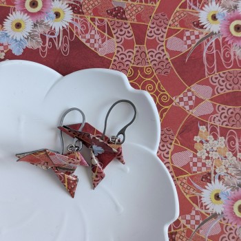 Boucles d’Oreilles Colombe Origami fleurs multicolores sur fond rouge