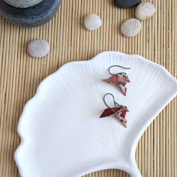 Boucles d’Oreilles Colombe Origami fleurs multicolores sur fond rouge