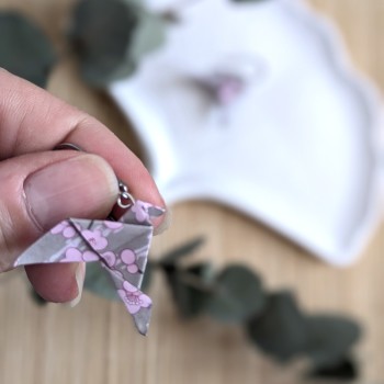 Boucles d’Oreilles Colombe Origami sakura roses sur fond gris