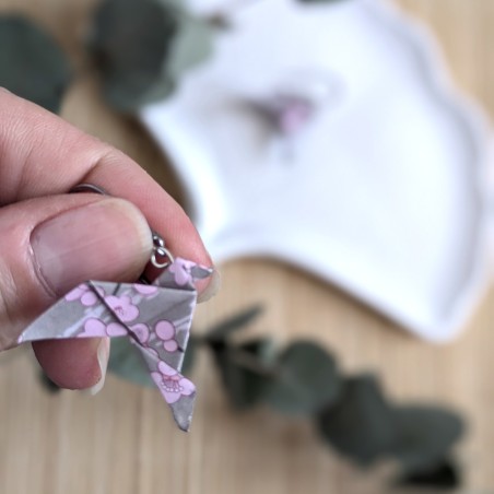 Boucles d’Oreilles Colombe Origami sakura roses sur fond gris