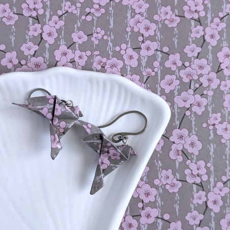 Boucles d’Oreilles Colombe Origami sakura roses sur fond gris