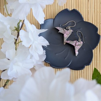 Boucles d’Oreilles Colombe Origami sakura roses sur fond gris
