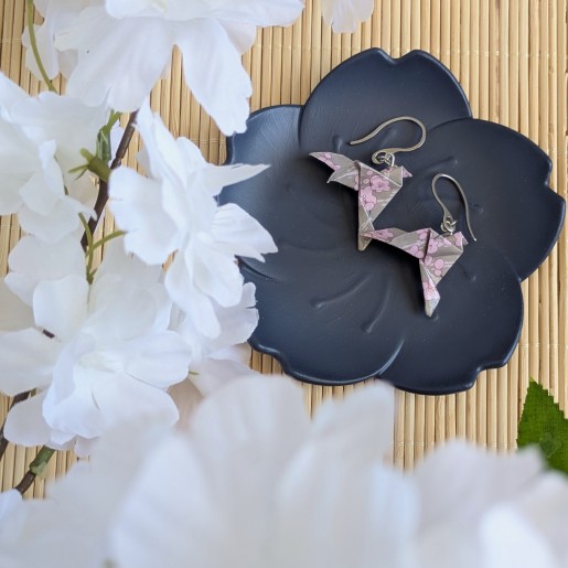 Boucles d’Oreilles Colombe Origami sakura roses sur fond gris