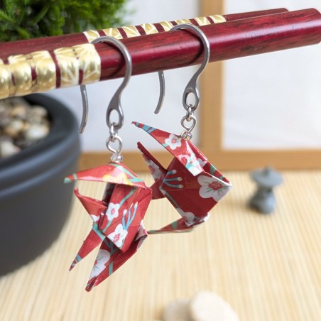 Boucles d’Oreilles Poissons Origami sakura blanches et jaunes sur fond rouge