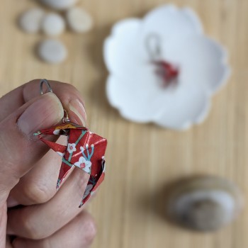 Boucles d’Oreilles Poissons Origami sakura blanches et jaunes sur fond rouge