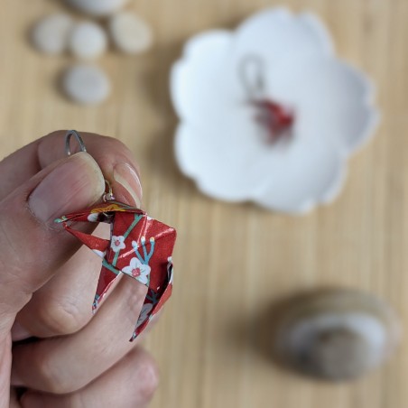 Boucles d’Oreilles Poissons Origami sakura blanches et jaunes sur fond rouge