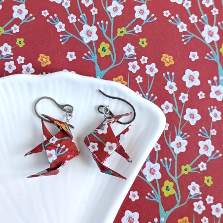 Boucles d’Oreilles Poissons Origami sakura blanches et jaunes sur fond rouge