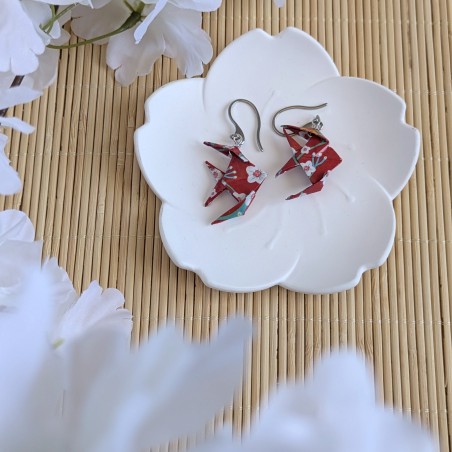 Boucles d’Oreilles Poissons Origami sakura blanches et jaunes sur fond rouge