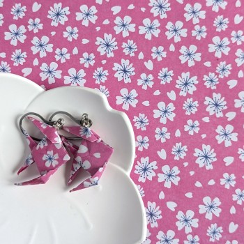 Boucles d’Oreilles Poissons Origami sakura blanches stylisées sur fond rose
