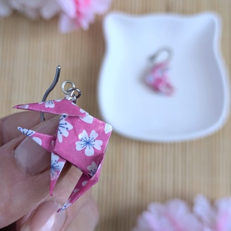 Boucles d’Oreilles Poissons Origami sakura blanches stylisées sur fond rose
