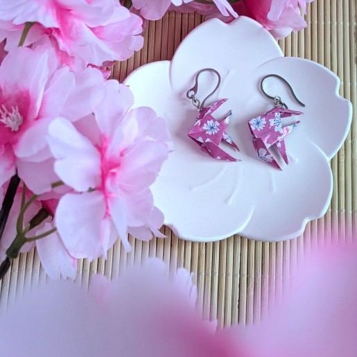 Boucles d’Oreilles Poissons Origami sakura blanches stylisées sur fond rose